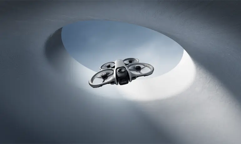 DJI Mavic 4 Pro avec son système de triple caméra Hasselblad et son Infinity Gimbal rotatif à 360 degrés.