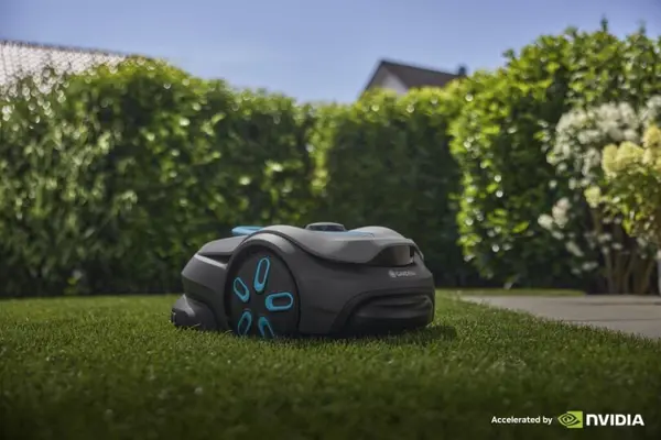 GARDENA smart SILENO sense, une nouvelle génération de tondeuse robot intelligente avec navigation assistée par caméra et IA.
